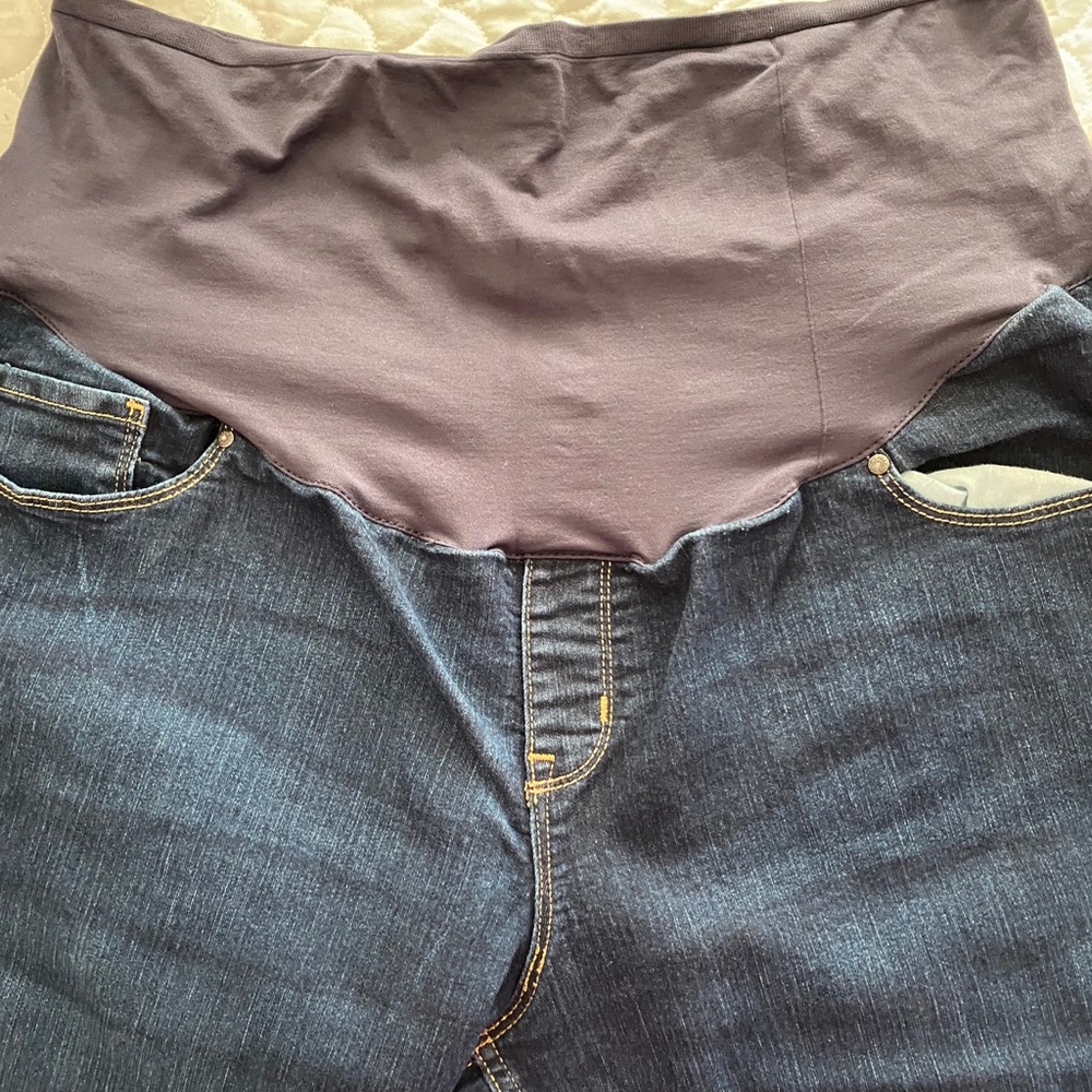 Plus size maternity Old Navy jeans in size 18